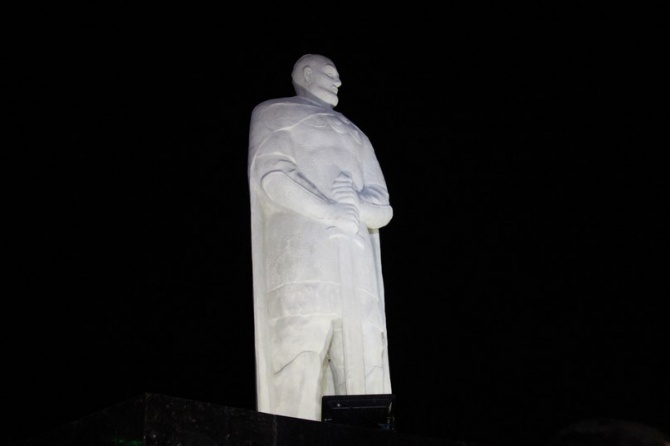 В Маріуполі відкрили пам’ятник Святославу Хороброму - фото