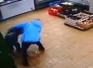 Матір жорстоко побила свою дитину в магазині з-за 2 тисяч рублів [Відео] - фото