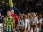 Голландські футболісті вийшли на поле не з дітьми, а з моделями в нижній білизні