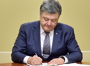 Порошенко вже підписав закон про електронне декларування чиновників - фото