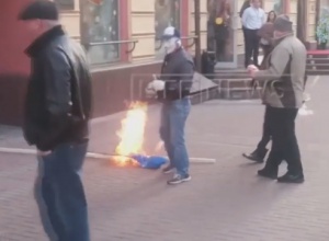 В центрі Москви зірвали, розірвали і спалили прапор України - фото