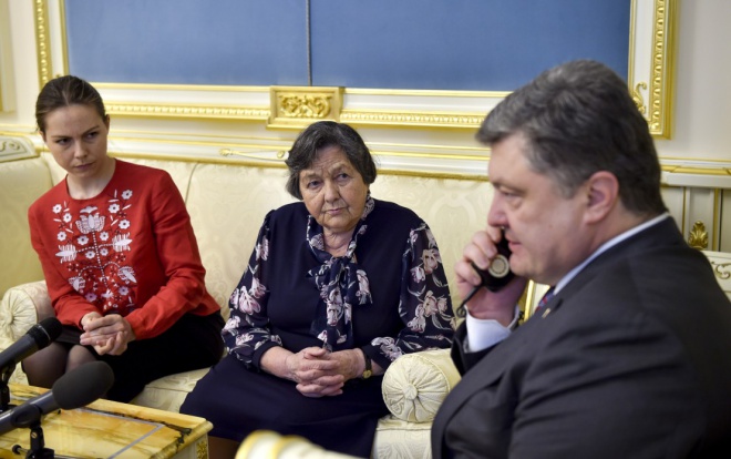 Мати, сестра та президент вмовили Надію Савченко припинити голодування - фото