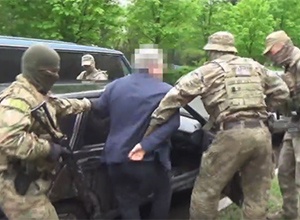 На Донеччині місцевого депутата затримали за дачу хабара СБУ - фото