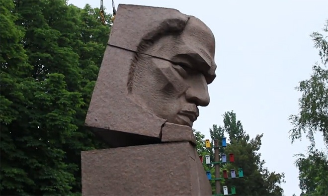 В Херсоні знесли пам’ятника Цюрупі - фото