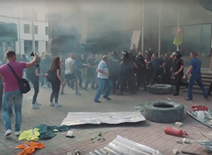 Під «Київміськбудом» сталися сутички (відео) - фото