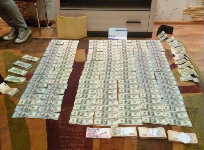 У затриманого в Дніпрі судді при обшуку знайшли десятки тисяч доларів - фото
