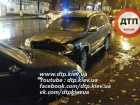 В Києві водій збив двох пішоходів, потім кілька автомобілів