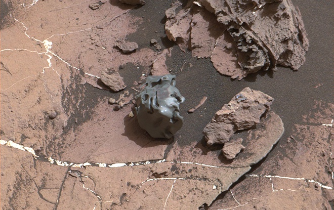 Марсохід знайшов металічний метеорит цікавої форми - фото