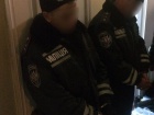 Поліцейські грабували нетверезих на вокзалі в Запоріжжі (фото, відео)