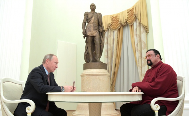 Путін вручив Стівену Сігалу російський паспорт - фото