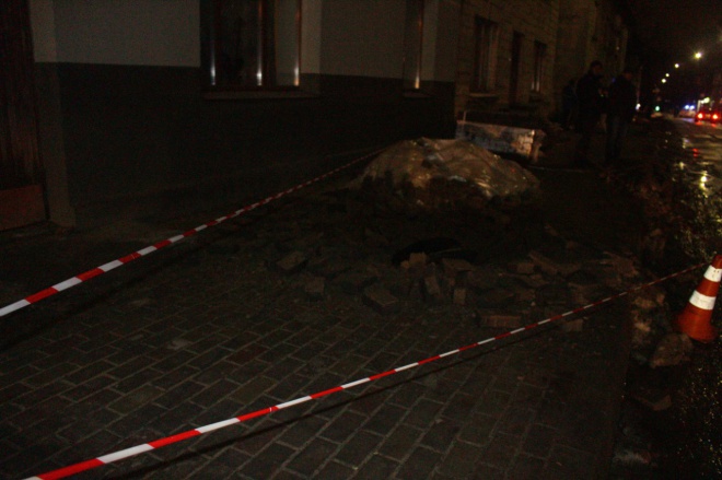 В Тернополі стався вибух в каналізаційних люках, травмовано пішоходів - фото