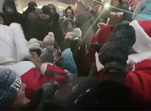 Росіяни влаштували тисняву з-за безкоштовної банки Кока-Коли (відео) - фото