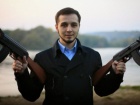 Суд відпустив того, хто порвав портрет Порошенка