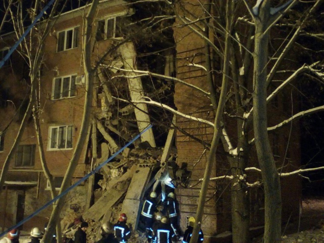 В Чернігові внаслідок вибуху обрушився житловий будинок, під завалами є люди - фото
