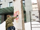 Нардеп Гончаренко розмалював фрагмент Берлінської стіни перед посольством Німеччини