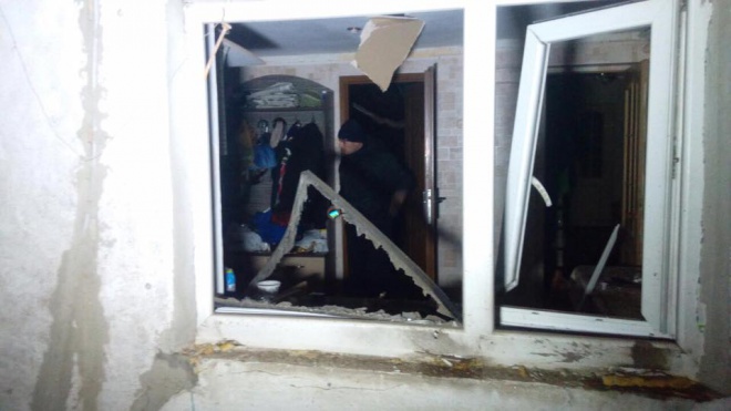 Житлові будинки у селищі під Маріуполем обстріляли з БМ-21 "Град" - фото