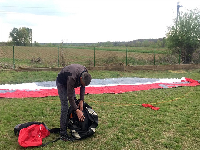 З Угорщини в Україну занесло парашутиста - фото