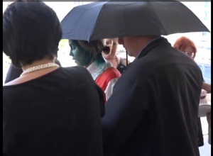 В Одесі Королевську облили зеленкою (відео) - фото
