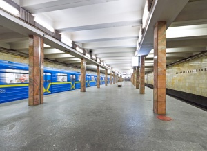 На «синій» гілці метро сталося задимлення, призупиняли рух потягів - фото