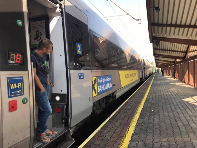 Потяг Інтерсіті відмовився рушати в Україну разом із Саакашвілі - фото