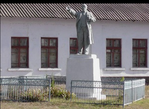 На Одещщині відреставрували пам′ятники Леніну та Калиніну. Ще й за бюджетний кошт - фото