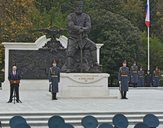 Путін в анексованому Криму відкрив пам′ятник Олександру III - фото