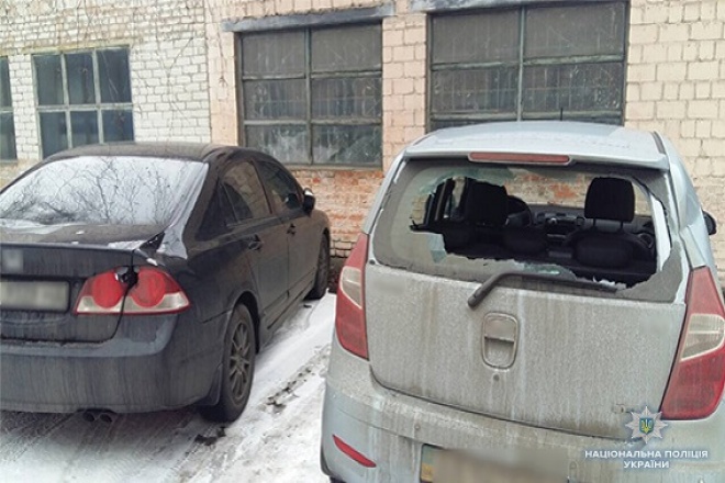 Чоловік сокирою розтрощив 13 автівок під Солом′янським судом Києва - фото