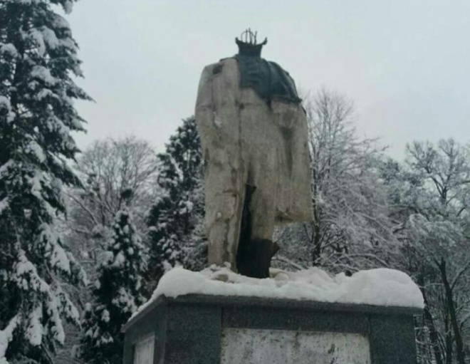 На Львівщині відбили голову від пам′ятника Шевченкові - фото