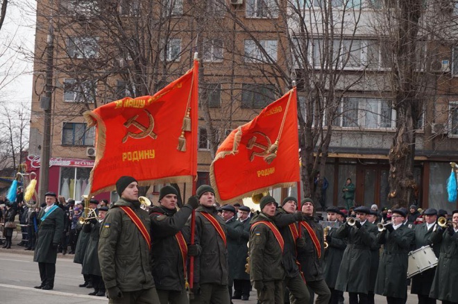 У Кривому розі нацгвардійці пройшлись парадом з прапорами, які пропагують тоталітарний режим - фото