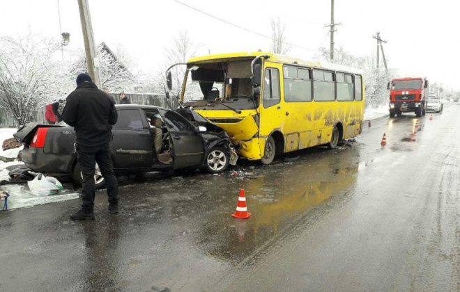 У Маріуполі легковик на зустрічній смузі врізався а автобус: водій загинув, багато травмованих - фото