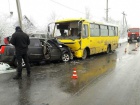 У Маріуполі легковик на зустрічній смузі врізався а автобус: водій загинув, багато травмованих