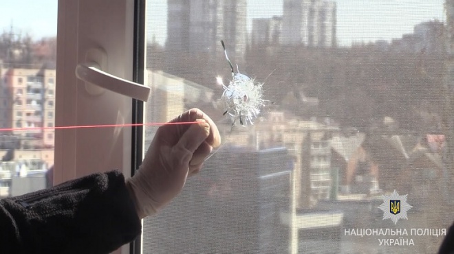 У Києві поліція затримала чоловіка, який з пістолета стріляв по вікнах квартир - фото