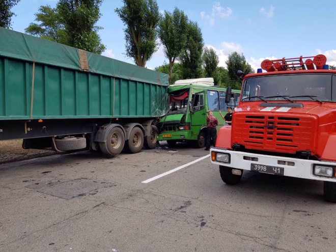 На Дніпропетровщині автобус врізався у вантажівку: 22 постраждалих - фото