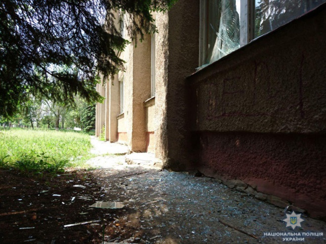 Терористи на Донеччині піддали обстрілу школу, коли тривав учбовий процес - фото