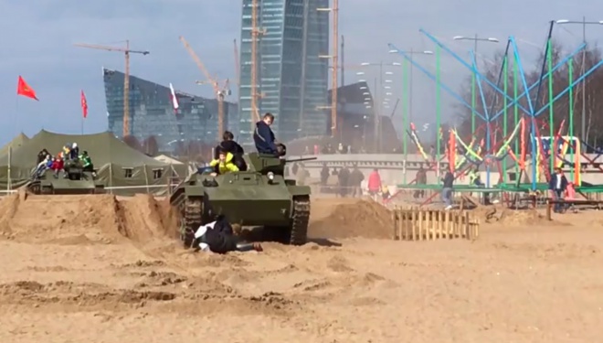 У Пітері танк наїхав на людей під час військово-історичного фестивалю - фото