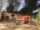 У Житомирі виникла масштабна пожежа на картонному комбінаті