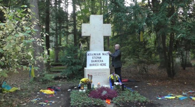Кремлівський блазень Грем Філліпс осквернив могилу Бандери - фото
