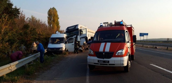 На Черкащині вантажівка протаранила автобус з дітьми - фото