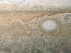 "Юнона" зробила видовищне фото білого антициклону на Юпітері
