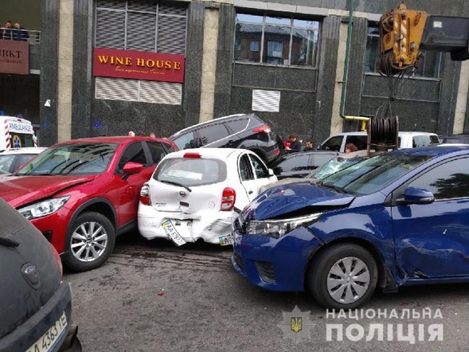З’явилося відео, як автокран врізався в купу автівок у Києві - фото
