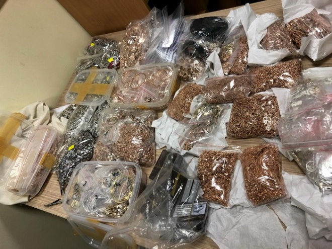 СБУ: митники Львівського аеропорту пропустили контрабанду з 17 кг ювелірних виробів - фото