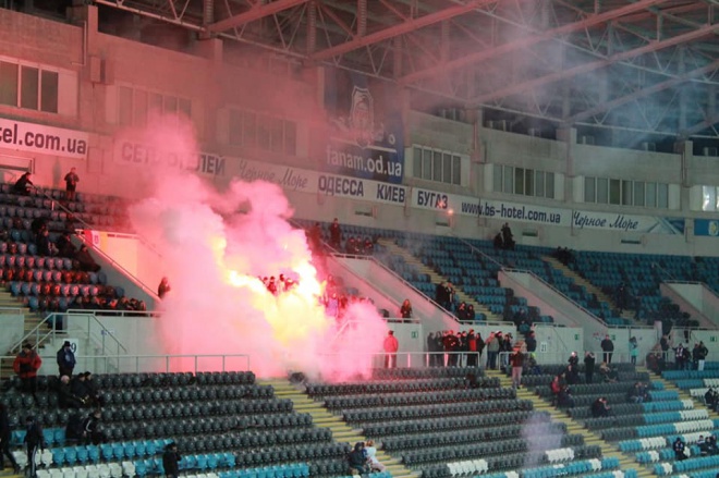 Поліція жорстко затримала ультрасів на матчі Чорноморець-Ворскла - фото