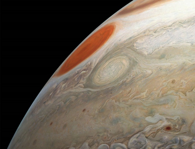 НАСА показало величезний шторм на Юпітері поряд з Великою червоною плямою - фото