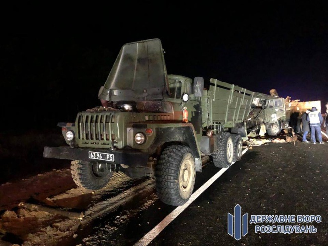 В аварії з військовими вантажівками на Херсонщині загинула людина - фото