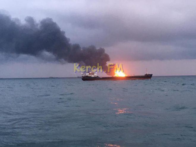 В Керченській протоці внаслідок вибуху горять два судна, є загиблі - фото
