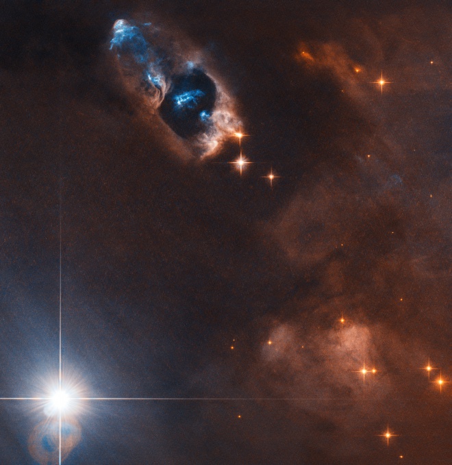 Хаббл показав «паруючий ствол» новонародженої зірки - фото