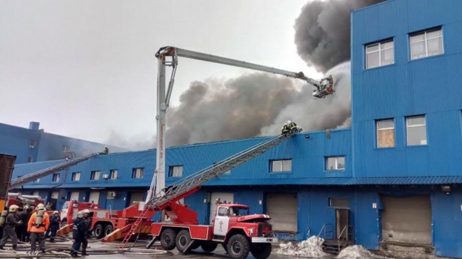 В Києві масштабна пожежа на складах на Червоноткацькій - фото