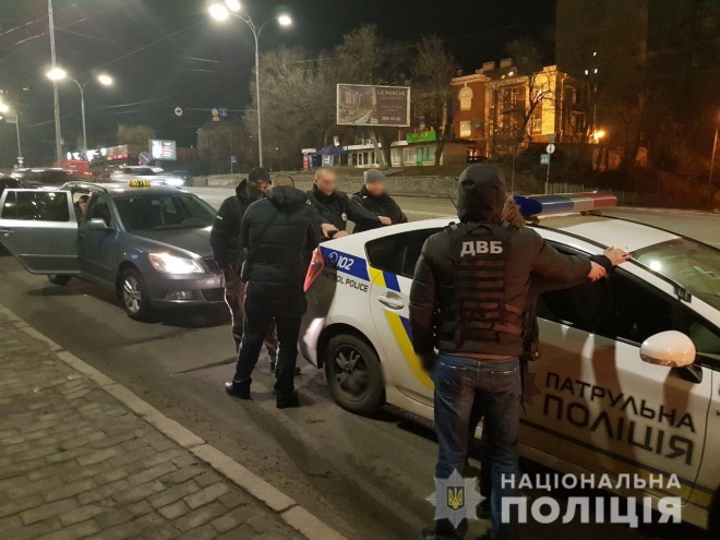 На хабарі затримано патрульних у Києві - фото