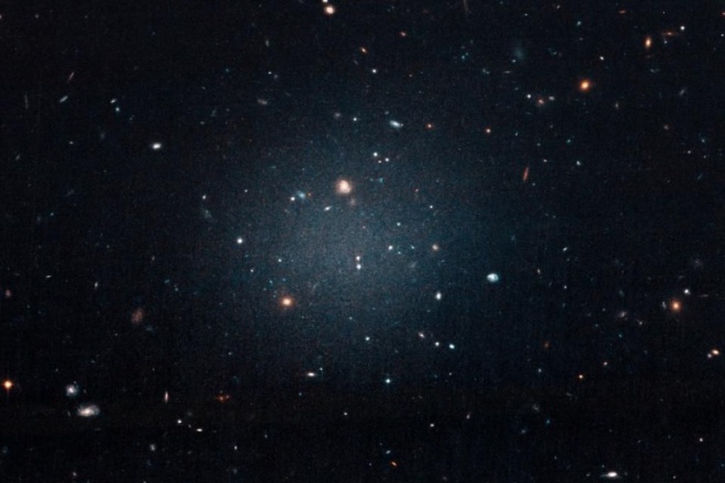 Незвичні галактики кидають виклик теорії темної матерії - фото