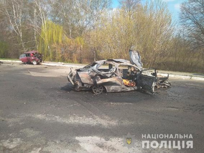 На Сумщині внаслідок ДТП загорілася автівка, четверо загиблих - фото